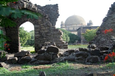 Gumbaz Harabeleri ile