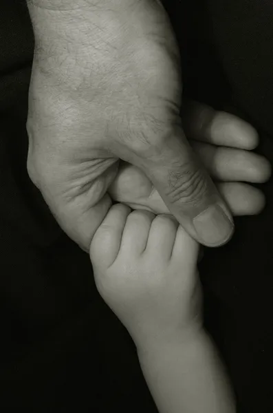 Pai e filho de mãos dadas — Fotografia de Stock