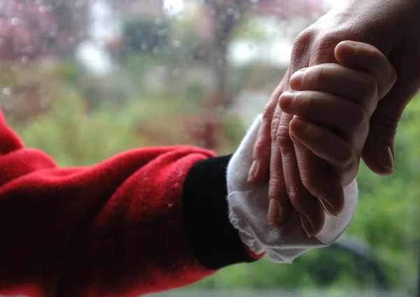 Mather en kind hand in hand — Stockfoto