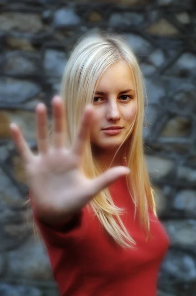 Frau macht Stop-Geste — Stockfoto