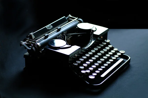 Alte Schreibmaschine zum Tippen von Dokumenten — Stockfoto