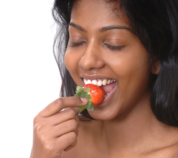 Kobieta jedząca truskawki — Zdjęcie stockowe