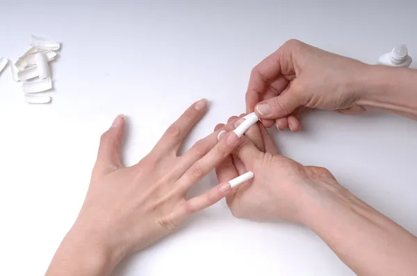Prydligt manikyrerade naglar — Stockfoto
