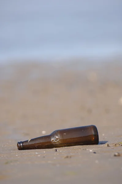 Скляна пляшка на пляжі — стокове фото