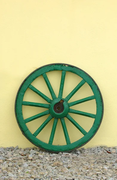 Roda de madeira verde — Fotografia de Stock