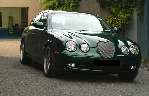 Zielony Jaguar S Type — Zdjęcie stockowe