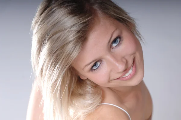 Wspaniały model blondynka uśmiecha — Zdjęcie stockowe