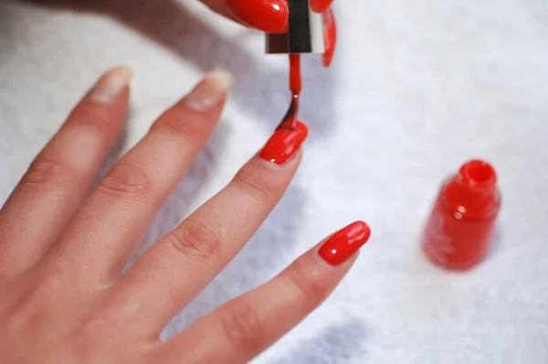 Woman painting her nails — Stockfoto