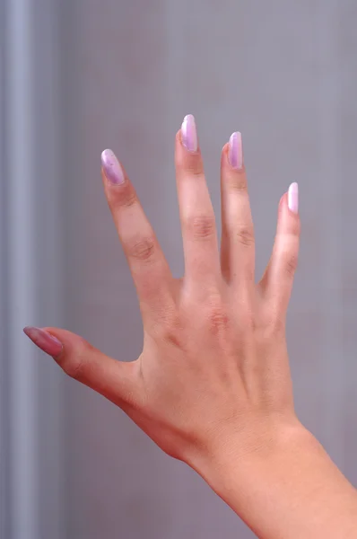 Жіноча рука з лаком для нігтів — стокове фото