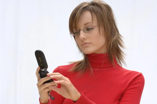 Femme utilisant le téléphone — Photo