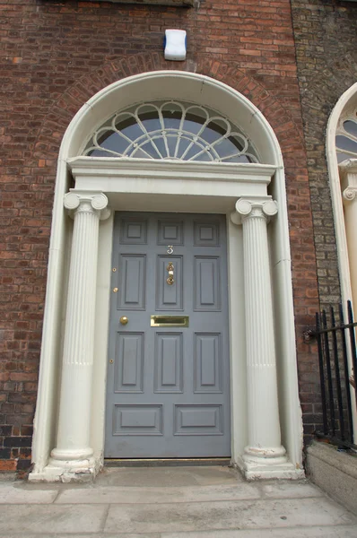 Drzwi z budynku — Zdjęcie stockowe