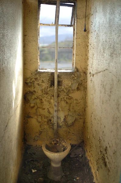 Eski pis tuvalet — Stok fotoğraf