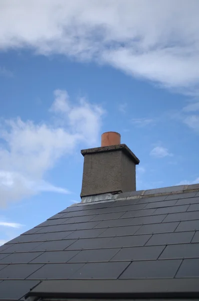 Труба на серой крыше — стоковое фото