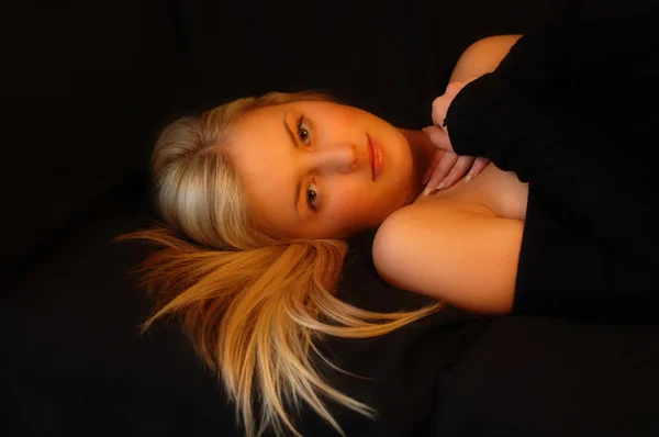 Prachtvolles blondes Model lächelt — Stockfoto