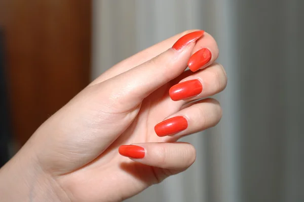 Kvinnlig hand med nagellack — Stockfoto