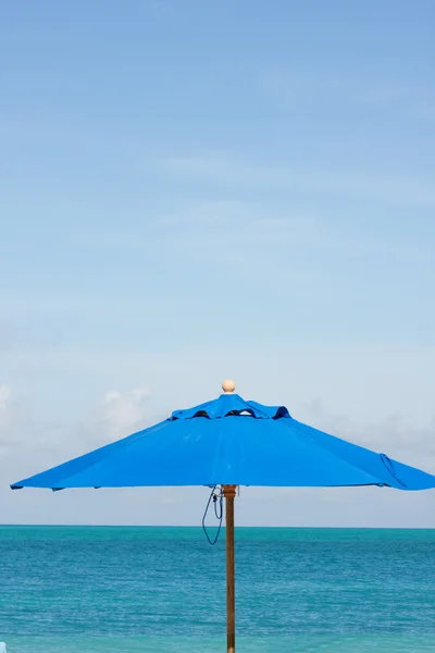 Mavi deniz gökyüzü ve şemsiye — Stok fotoğraf