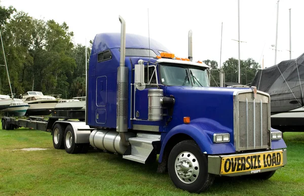 Blauwe vrachtwagen — Stockfoto