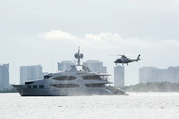 Helikopter en jacht — Stockfoto