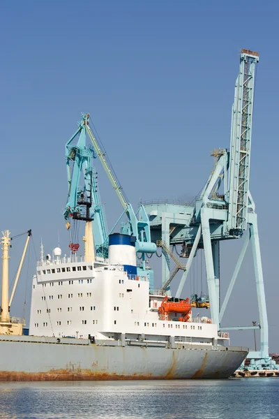 Grúas portuarias y buques — Foto de Stock