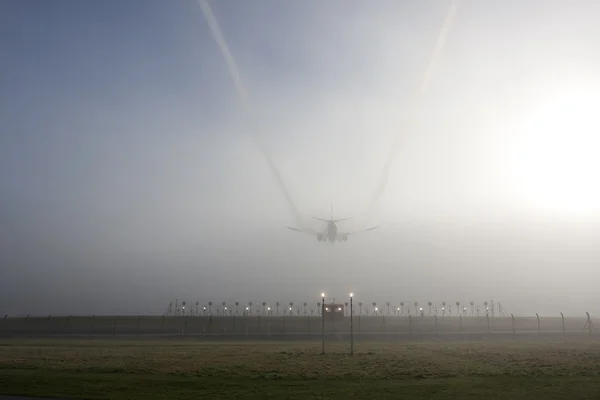 Landung im Nebel lizenzfreie Stockbilder