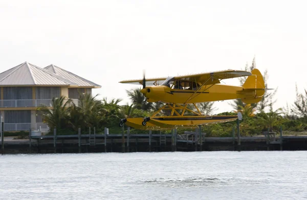 Yellow seaplane landing — Stock Photo, Image