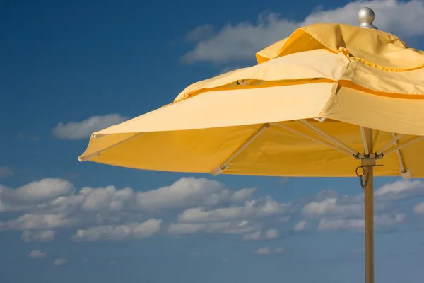 Sarı plaj şemsiyesi — Stok fotoğraf