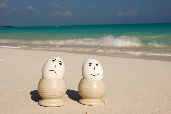 Ledsen och glad beach ägg — Stockfoto