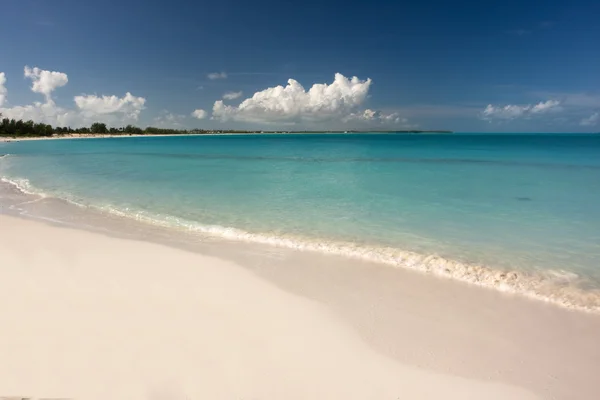 Kumlu bir plaj tropikal — Stok fotoğraf