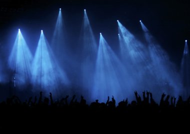 konser kalabalık tezahürat üzerinde mavi ışıklar