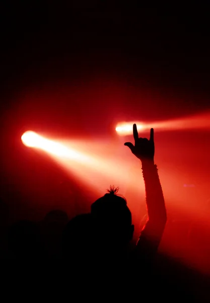 Wentylator pokazuje znak diabła na koncercie pop; — Zdjęcie stockowe
