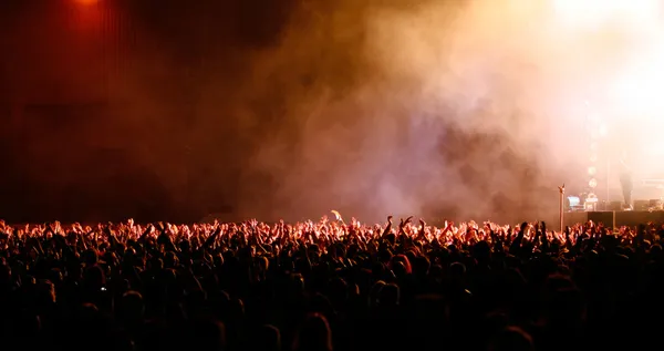 Grande multidão no concerto ou show ao ar livre — Fotografia de Stock