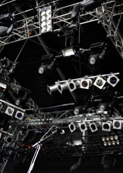 Tecnologia - microfone e luzes no palco — Fotografia de Stock