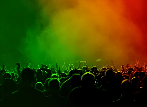 Arco iris concierto multitud — Foto de Stock