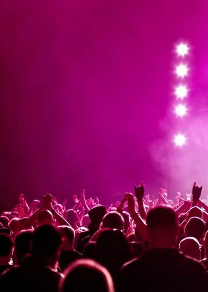Magenta Concert multidão com estrelas — Fotografia de Stock