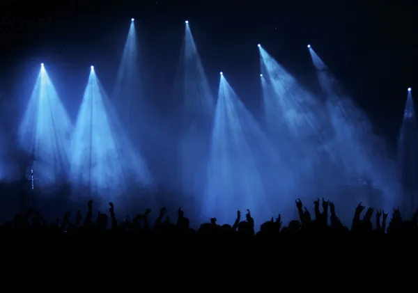 Konser kalabalık tezahürat üzerinde mavi ışıklar — Stok fotoğraf
