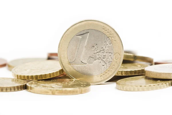 Una pila de monedas de euro aisladas en blanco — Foto de Stock
