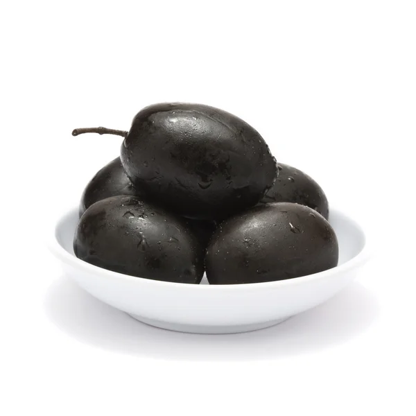 Schwarze Oliven auf weißem Hintergrund — Stockfoto