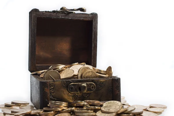 Dřevěná truhla s mincí — Stock fotografie