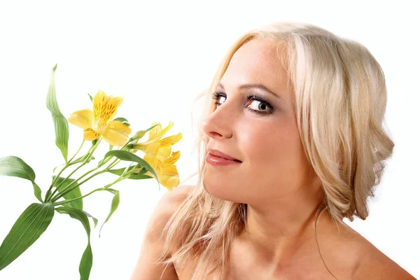 Sarı çiçekli güzel kadın — Stok fotoğraf