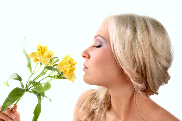 Hezká žena, vonící květ — Stock fotografie