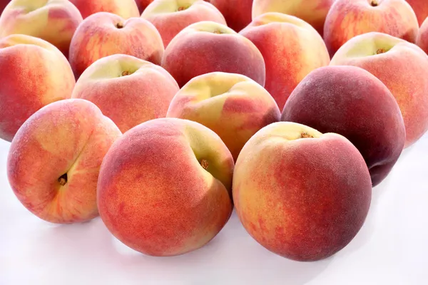 Peach isolerat på den vita bakgrunden — Stockfoto