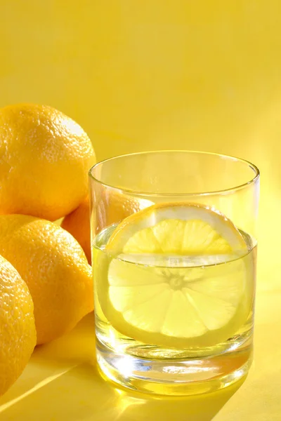 Sekelompok lemon pada latar belakang kuning — Stok Foto