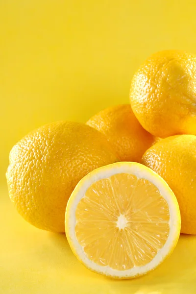 Grupo de limão no fundo amarelo — Fotografia de Stock