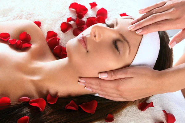 Pretty girl getting head massage — Stock Photo, Image