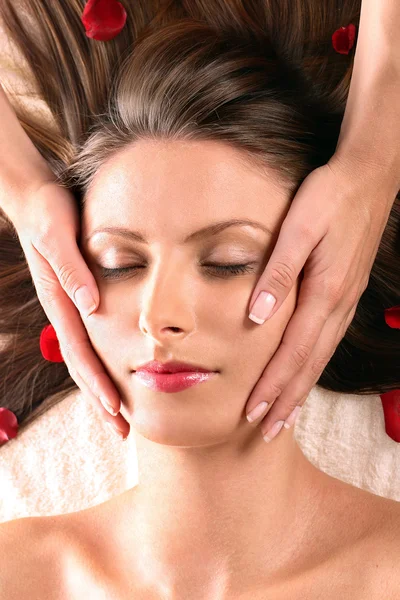 Chica bonita recibiendo masaje en la cabeza —  Fotos de Stock