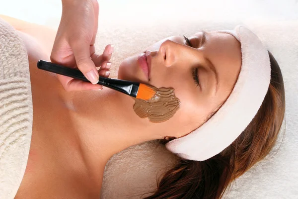 Woman getting a beauty mask treatment — Stock Photo, Image