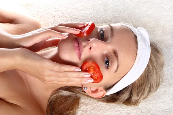 Mujer con máscara de tomate fresco —  Fotos de Stock