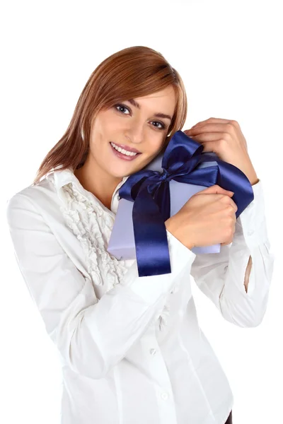 Mladá žena s dárkem — Stock fotografie