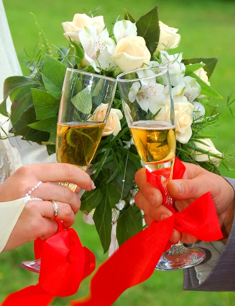 Glass and bouquet — Stock Photo, Image