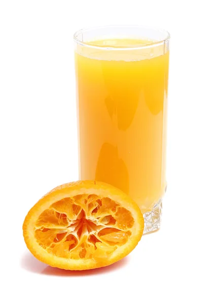 Апельсин и сок в стакане — стоковое фото